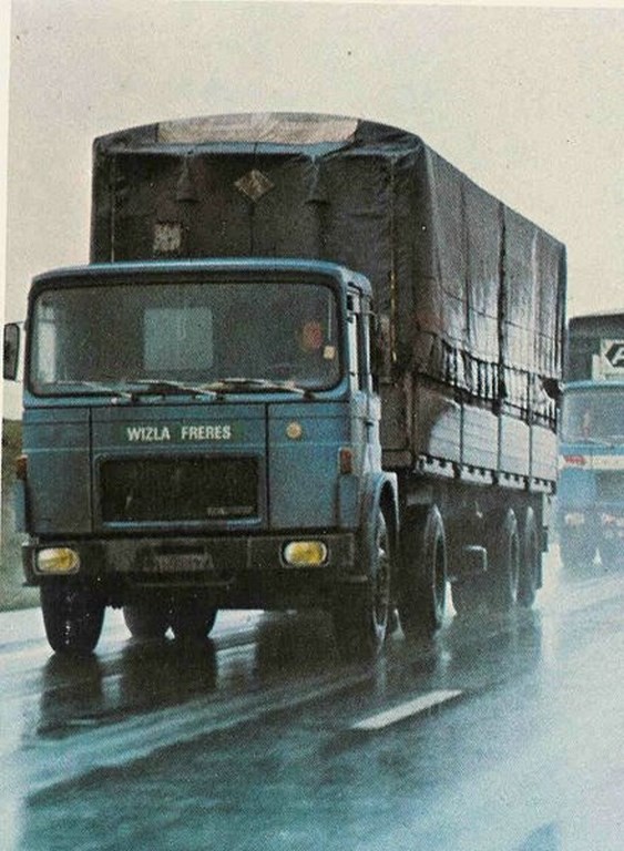 Saviem SM 260 de 1973 attelé à une savoyarde Van-Hool  à essieux écartement europe