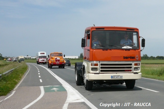 Berliet TR emmenant la colonne