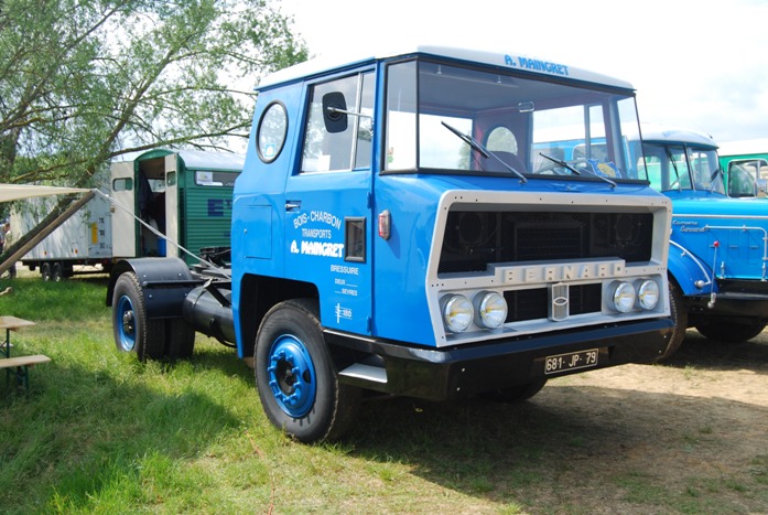 Bernard cabine Télévision en tracteur (rarissime)