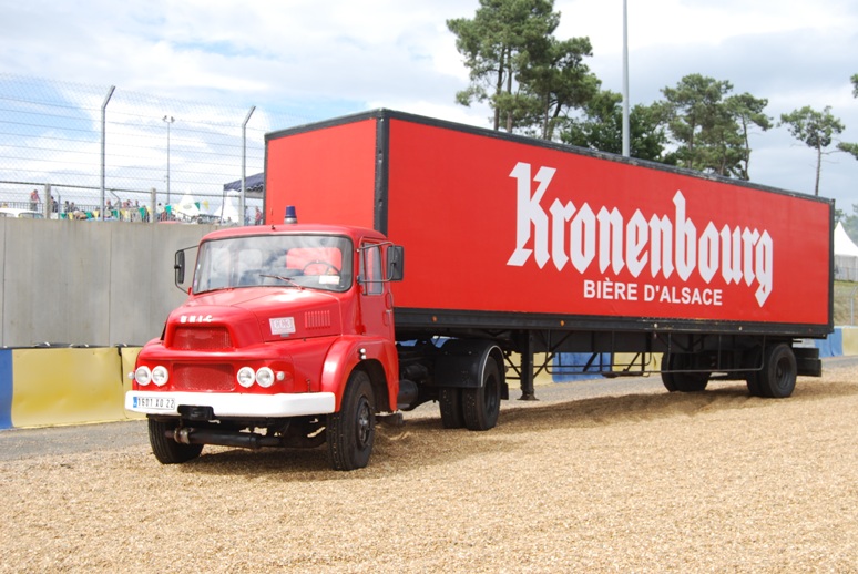 Ensemble routier Unic + remorque Kronenbourg