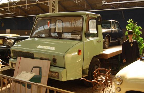 Berliet Stradair surmonté d'une R16 tous deux dessinés par Philippe CHARBONNEAU