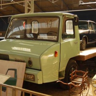 Berliet Stradair surmonté d'une R16 tous deux dessinés par Philippe CHARBONNEAU