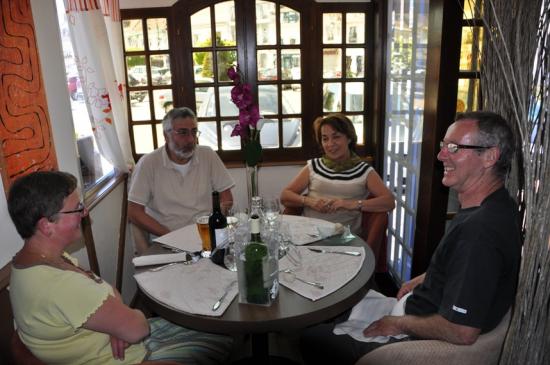 Dimanche midi, les discussions vont bon train à Montreuil sur Mer