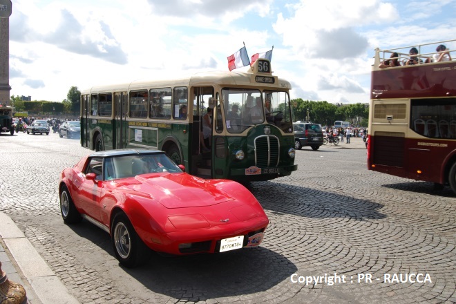 Somua quittant la Concorde pour les Champs Elysées