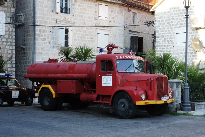 Tam Pompiers de Perast sur les bords des bouches du Kotor