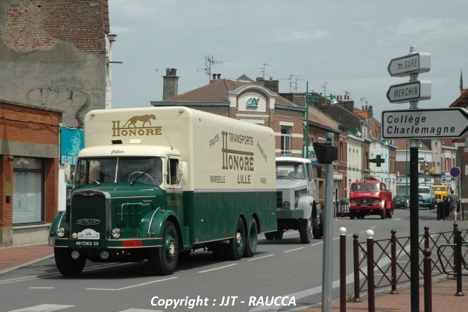 Traversée de village pour le Bernard des transports Honoré