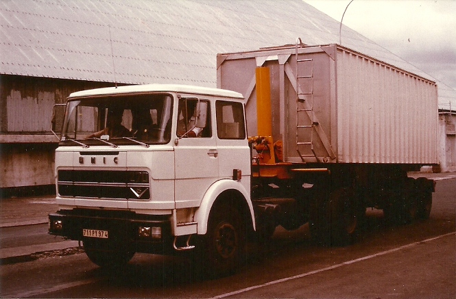 UNIC V8 270 immatriculé à l'ile de la Réunion (974)